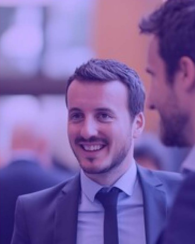 Employeurs discutant avec un candidat